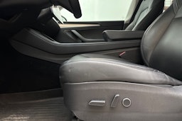harmaa Tesla Model Y 2022 kuva 20.
