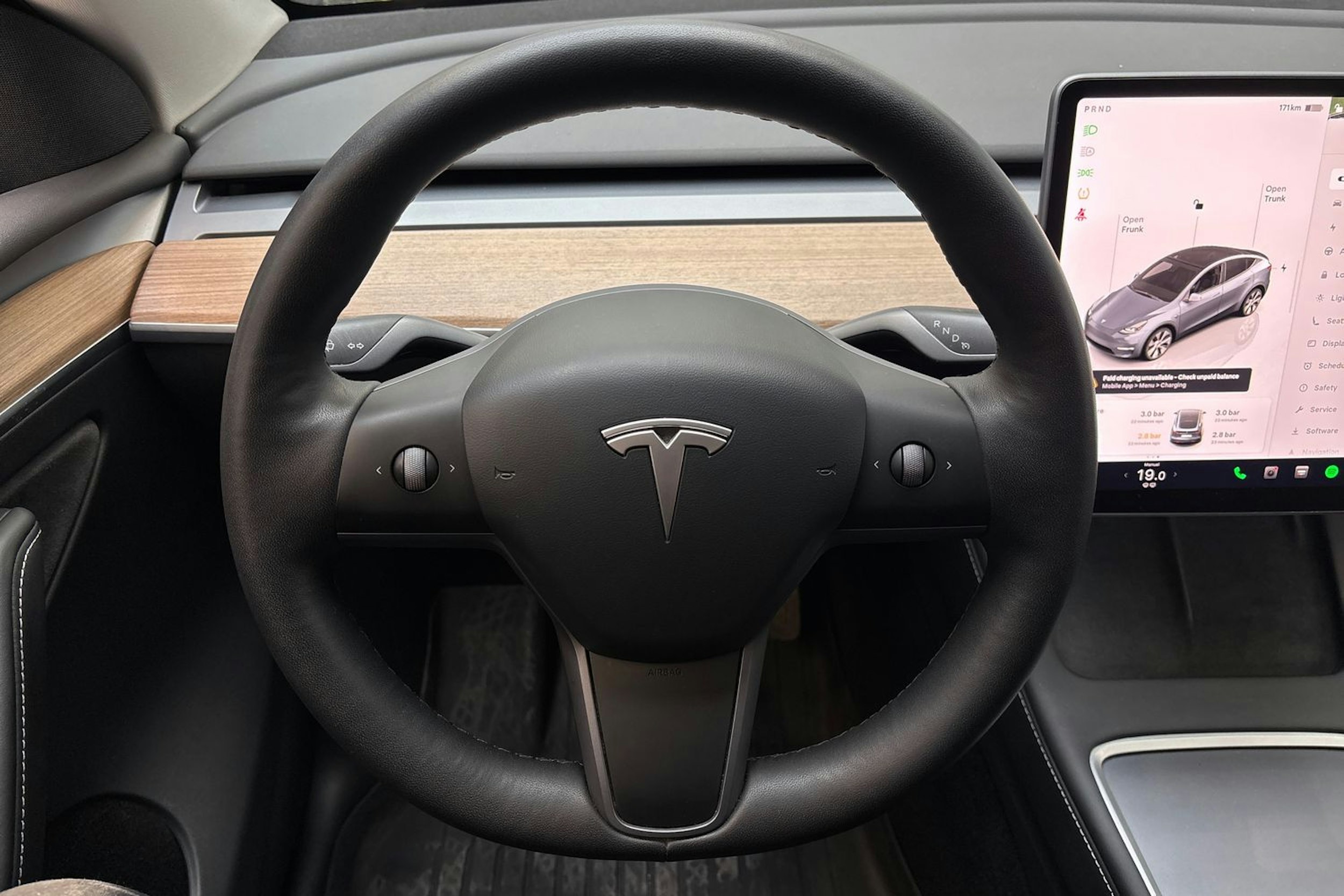 harmaa Tesla Model Y 2022 kuva 21.