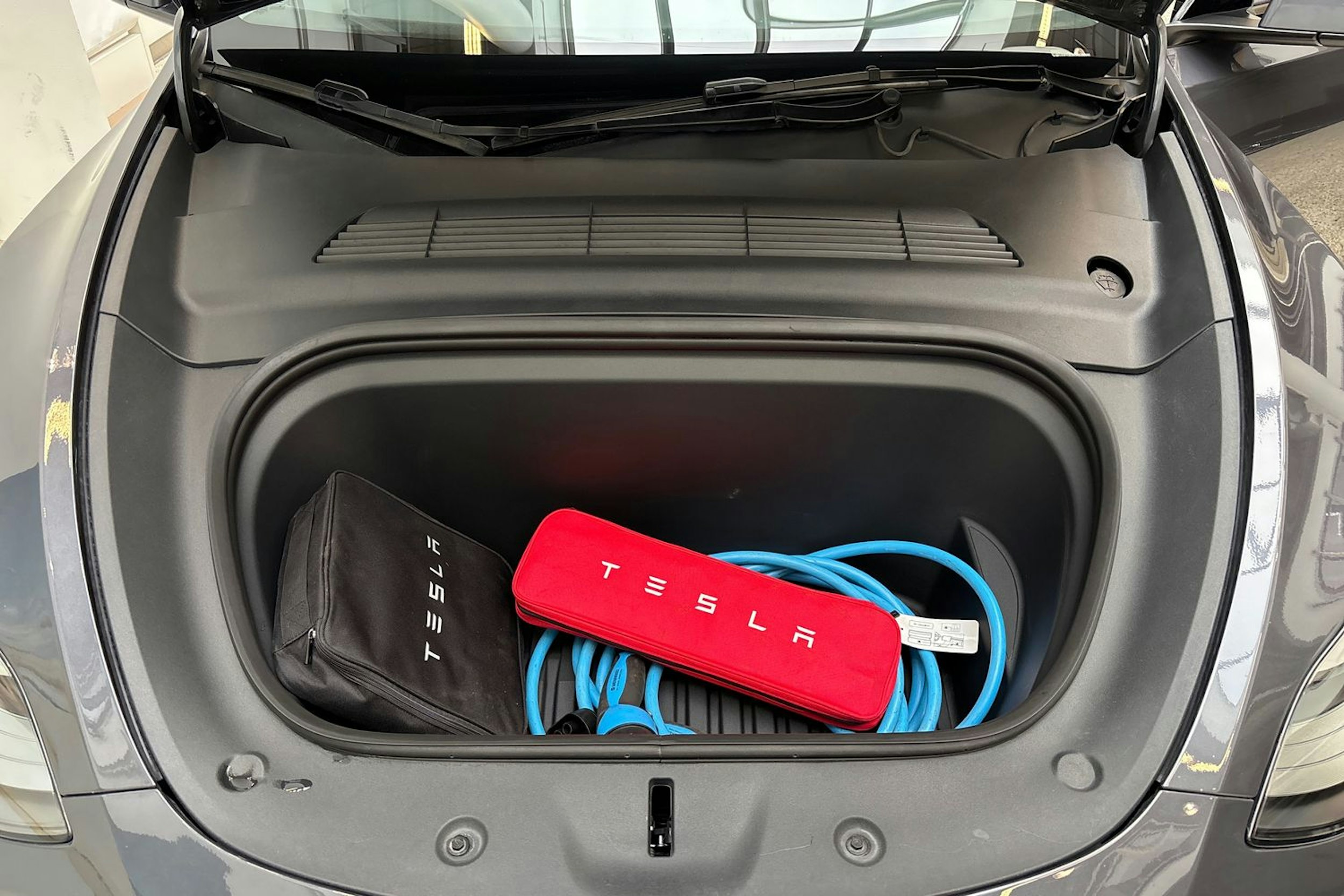 harmaa Tesla Model Y 2022 kuva 25.