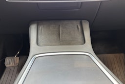 harmaa Tesla Model Y 2022 kuva 30.