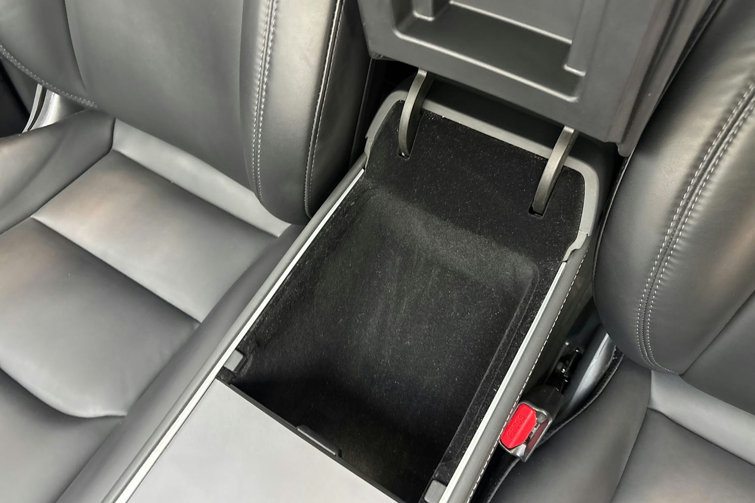 harmaa Tesla Model Y 2022 kuva 32.