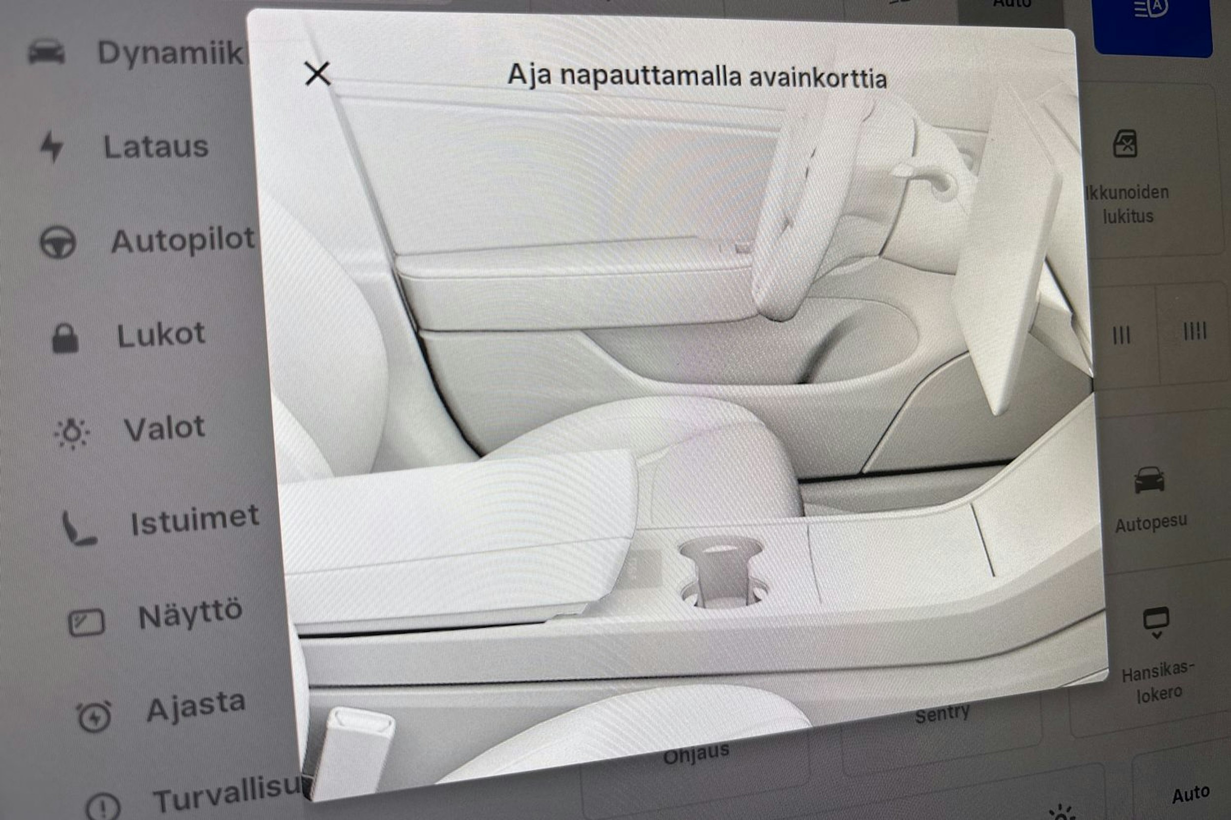 harmaa Tesla Model Y 2022 kuva 37.