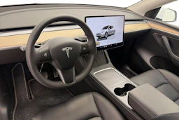 valkoinen Tesla Model Y 2022 kuva 6.