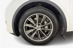 valkoinen Tesla Model Y 2022 kuva 9.