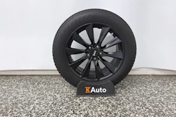 valkoinen Tesla Model Y 2022 kuva 10.