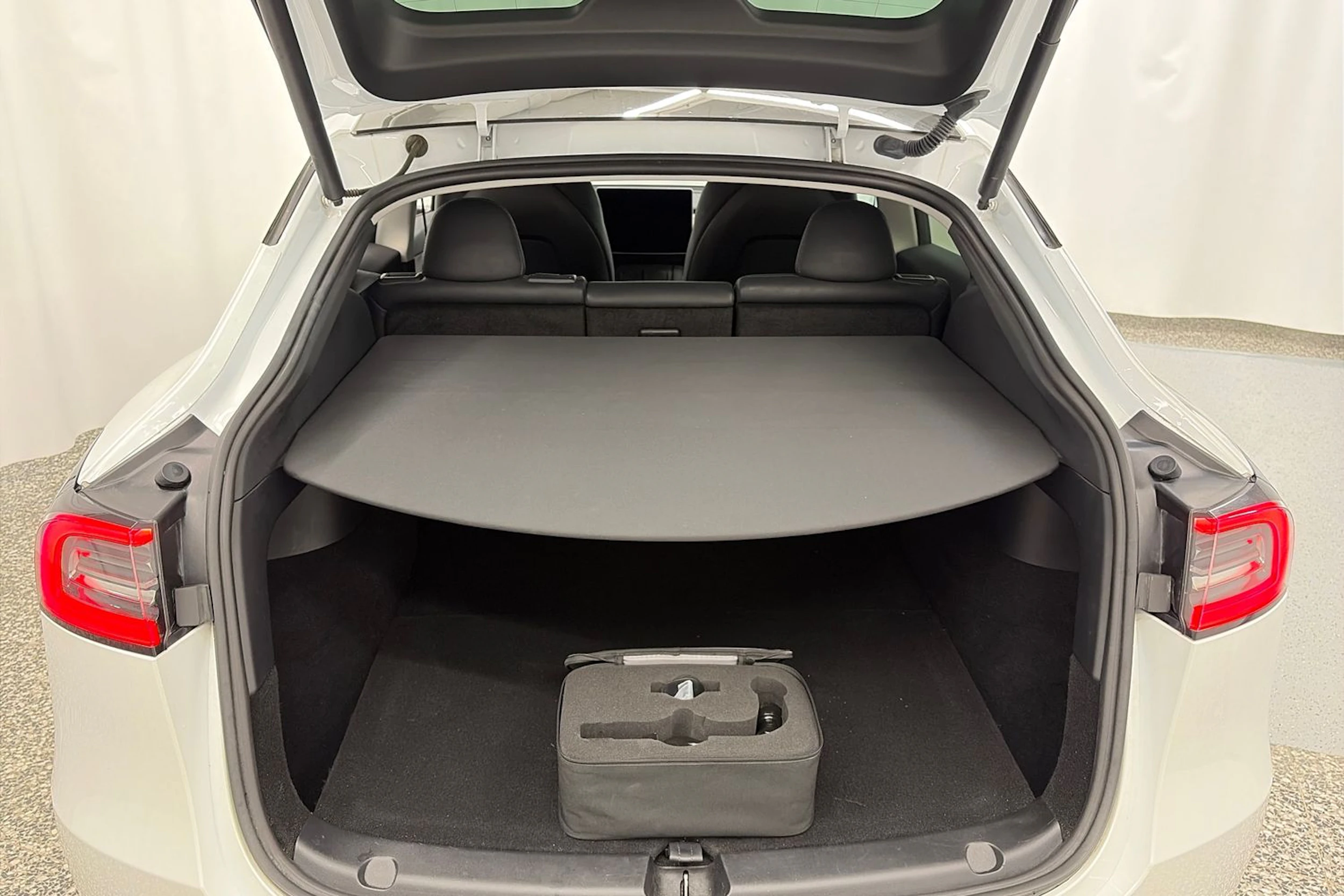 valkoinen Tesla Model Y 2022 kuva 11.