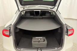 valkoinen Tesla Model Y 2022 kuva 11.