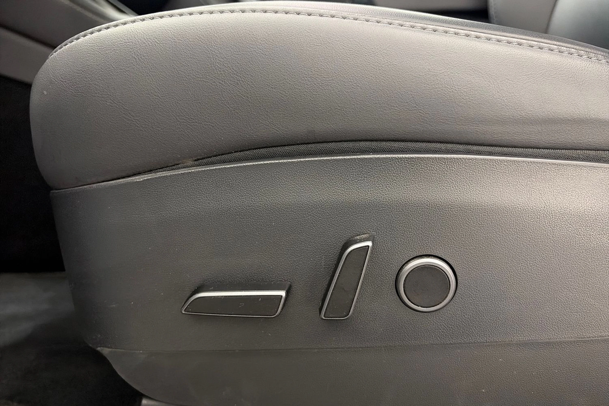 valkoinen Tesla Model Y 2022 kuva 15.