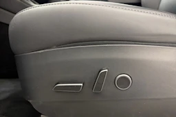valkoinen Tesla Model Y 2022 kuva 15.