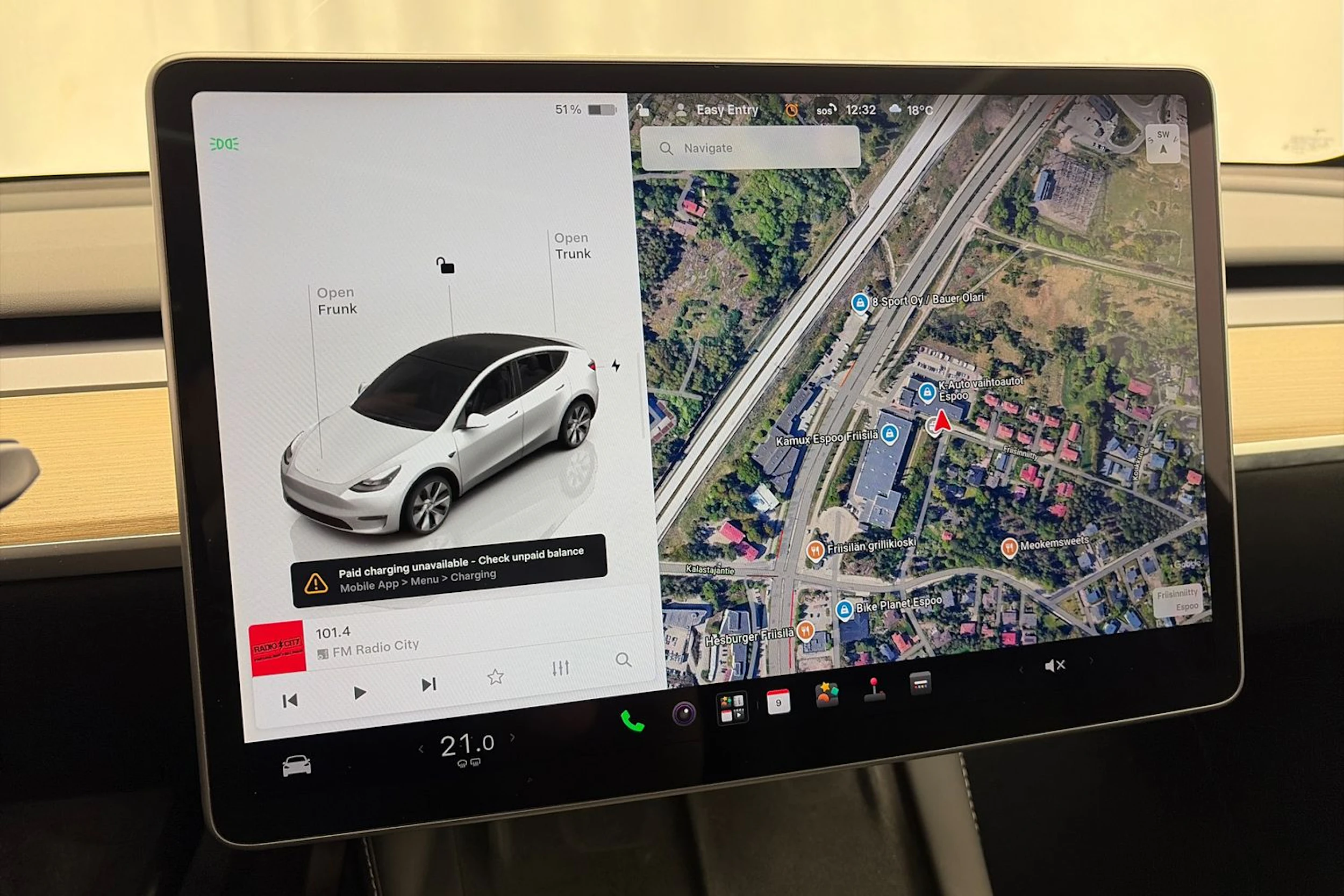 valkoinen Tesla Model Y 2022 kuva 17.