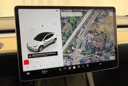 valkoinen Tesla Model Y 2022 kuva 17.