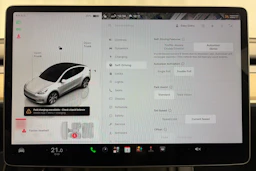 valkoinen Tesla Model Y 2022 kuva 20.