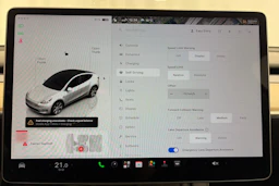 valkoinen Tesla Model Y 2022 kuva 21.