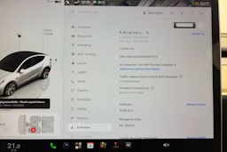valkoinen Tesla Model Y 2022 kuva 23.