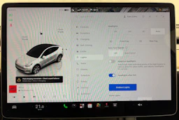 valkoinen Tesla Model Y 2022 kuva 26.