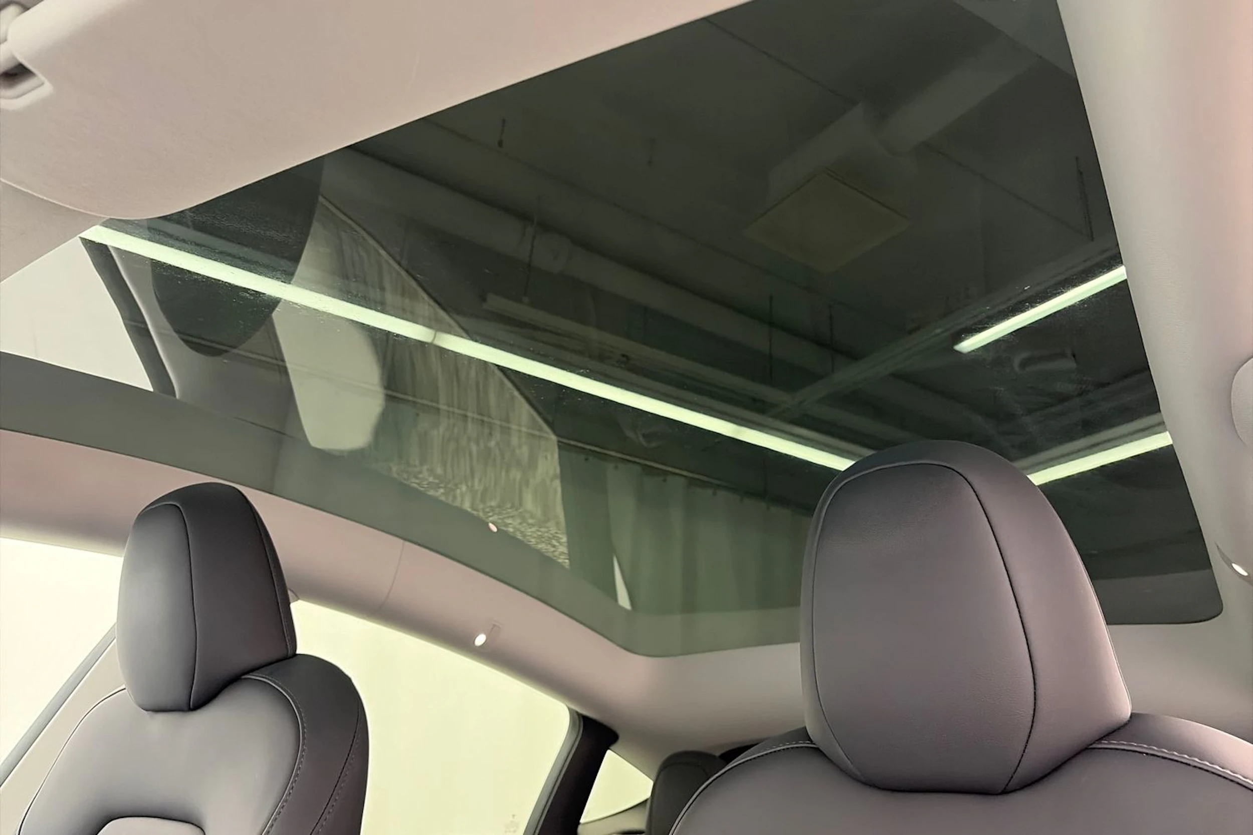 valkoinen Tesla Model Y 2022 kuva 27.