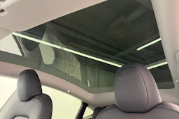 valkoinen Tesla Model Y 2022 kuva 27.