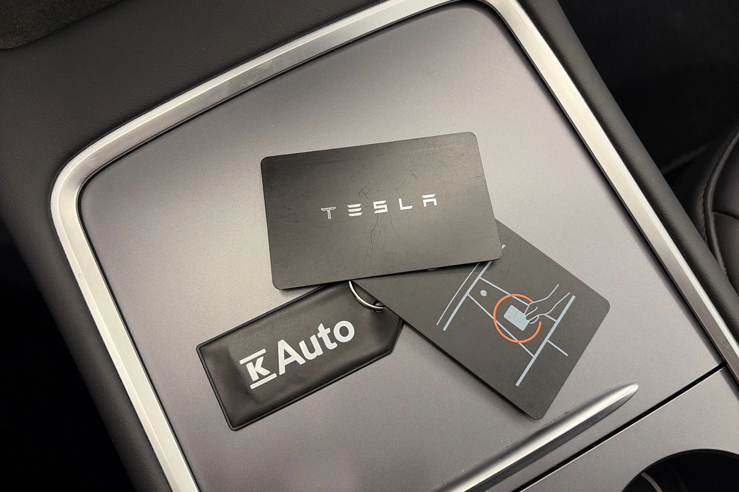 valkoinen Tesla Model Y 2022 kuva 28.