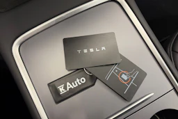 valkoinen Tesla Model Y 2022 kuva 28.