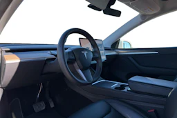 valkoinen Tesla Model Y 2022 kuva 3.