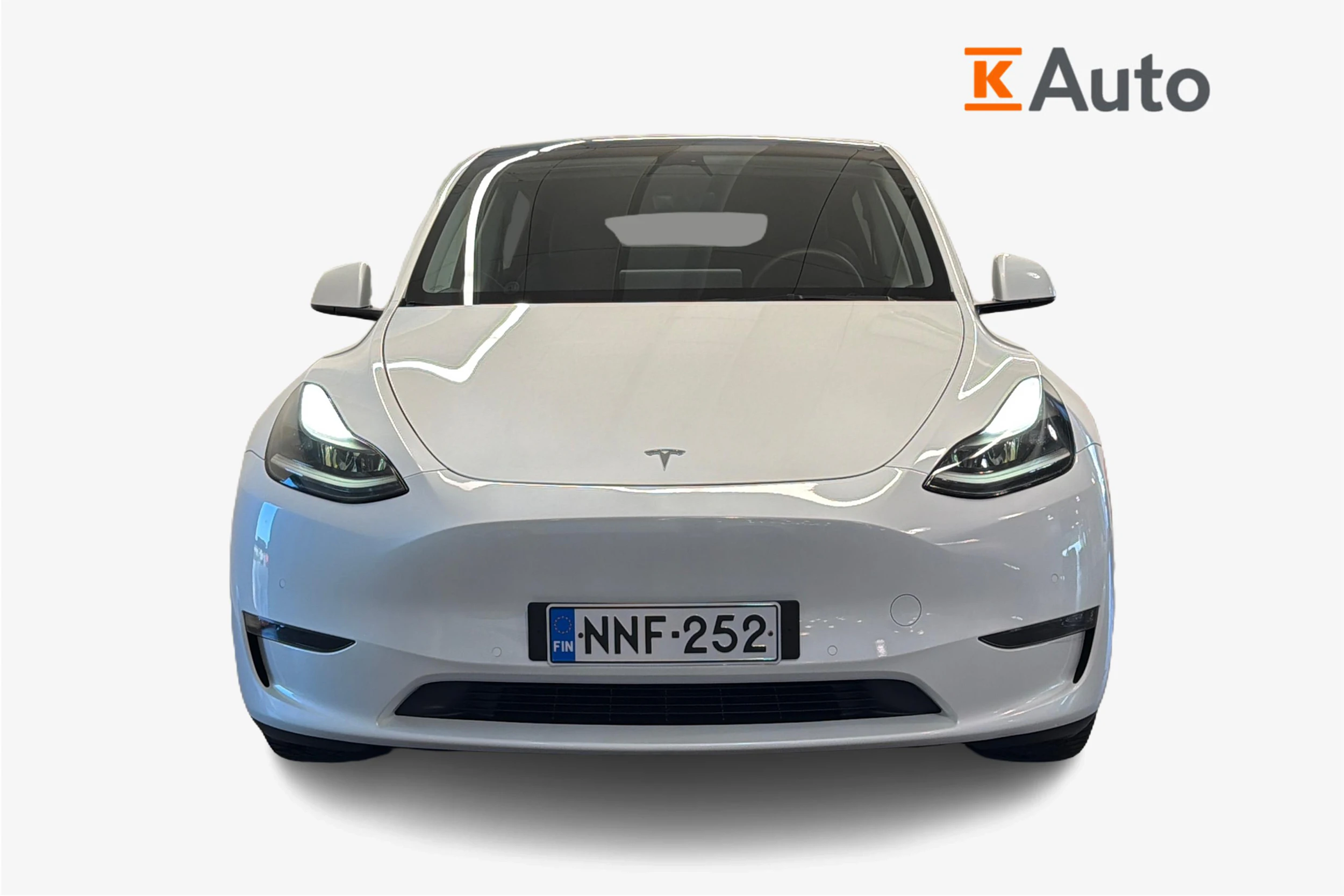 valkoinen Tesla Model Y 2022 kuva 4.