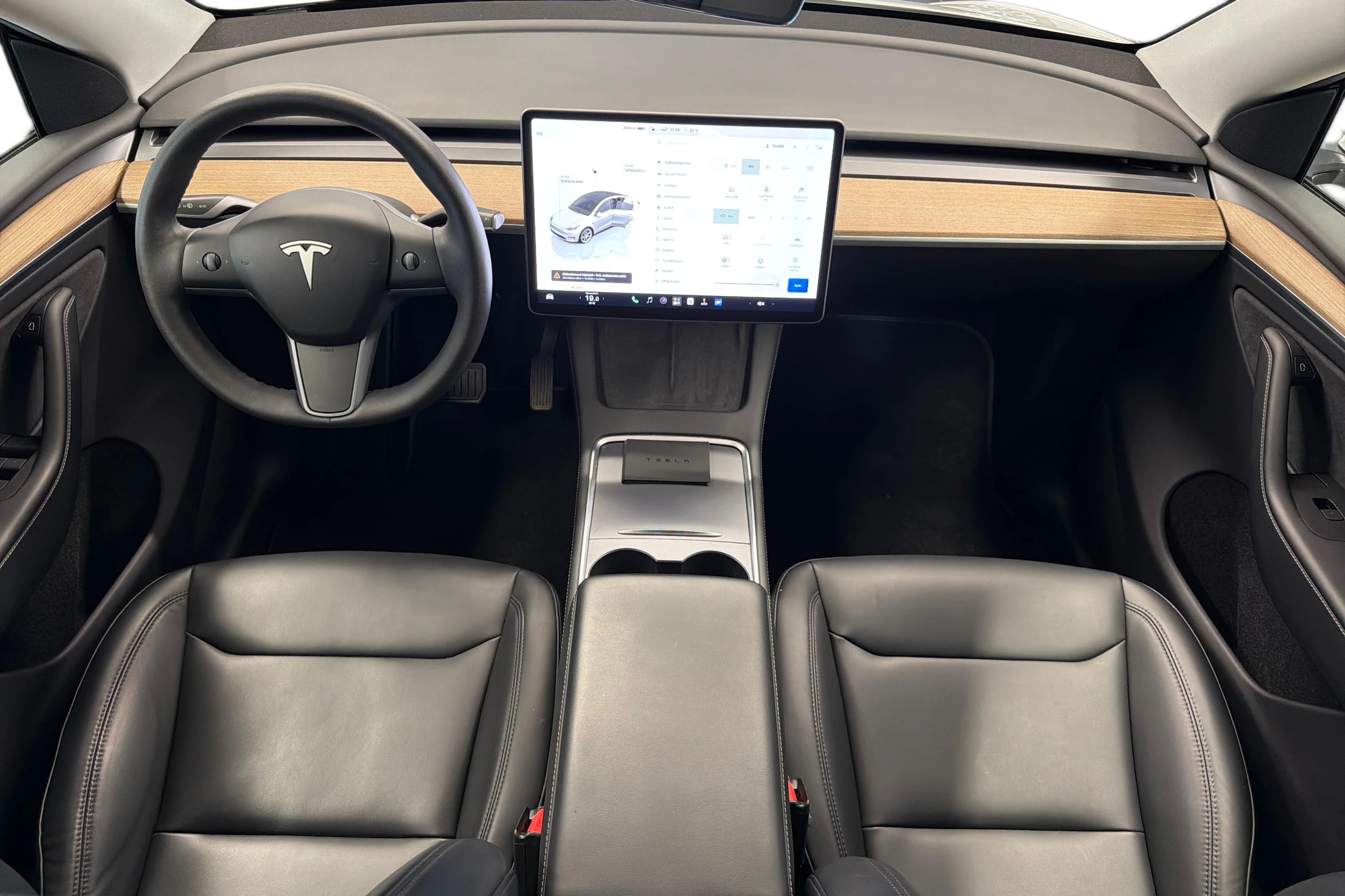 valkoinen Tesla Model Y 2022 kuva 7.