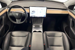 valkoinen Tesla Model Y 2022 kuva 7.