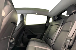 valkoinen Tesla Model Y 2022 kuva 8.