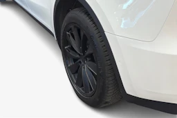 valkoinen Tesla Model Y 2022 kuva 9.