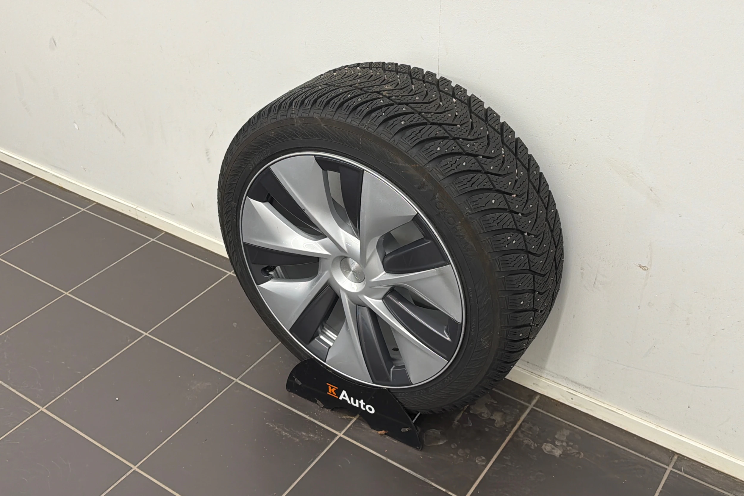 valkoinen Tesla Model Y 2022 kuva 10.