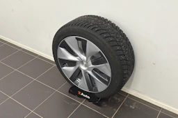 valkoinen Tesla Model Y 2022 kuva 10.
