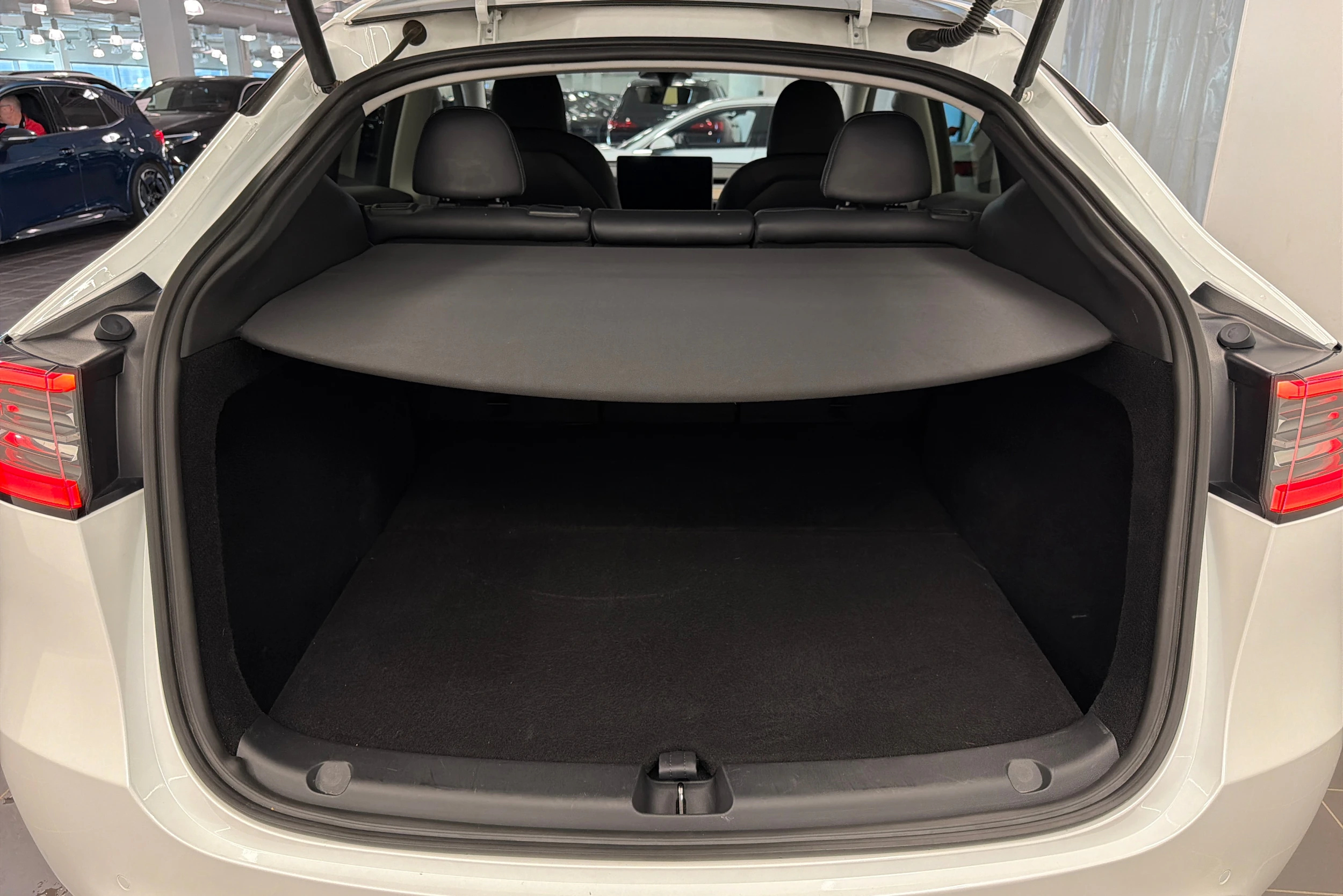 valkoinen Tesla Model Y 2022 kuva 11.
