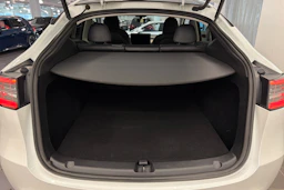 valkoinen Tesla Model Y 2022 kuva 11.