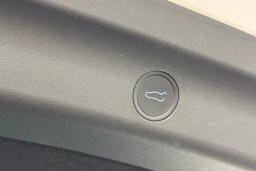 valkoinen Tesla Model Y 2022 kuva 12.