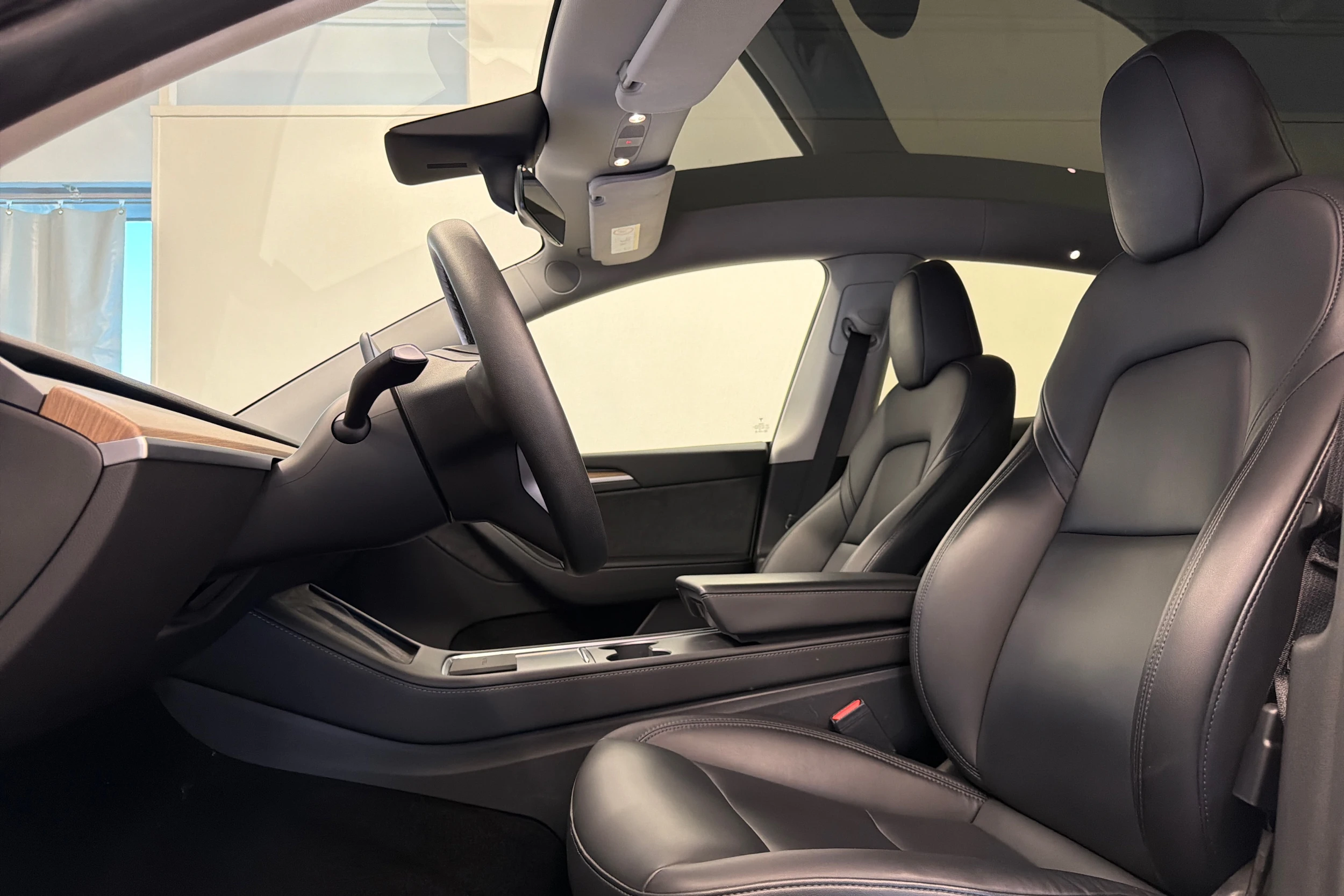 valkoinen Tesla Model Y 2022 kuva 13.