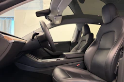valkoinen Tesla Model Y 2022 kuva 13.