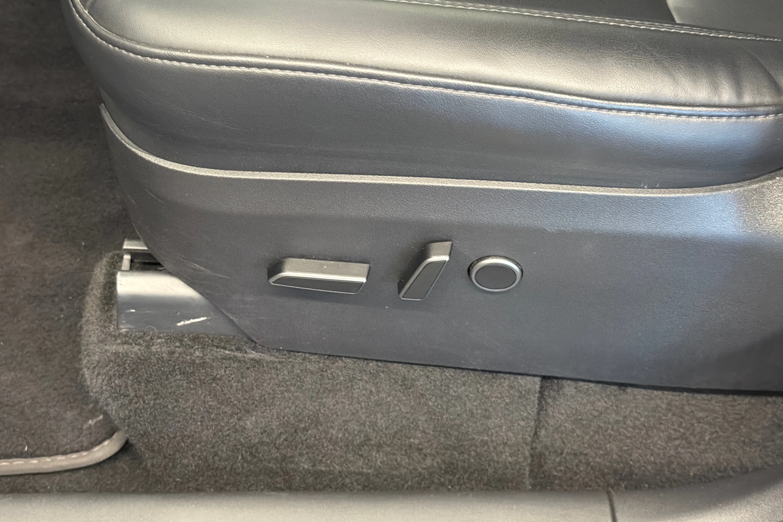 valkoinen Tesla Model Y 2022 kuva 14.