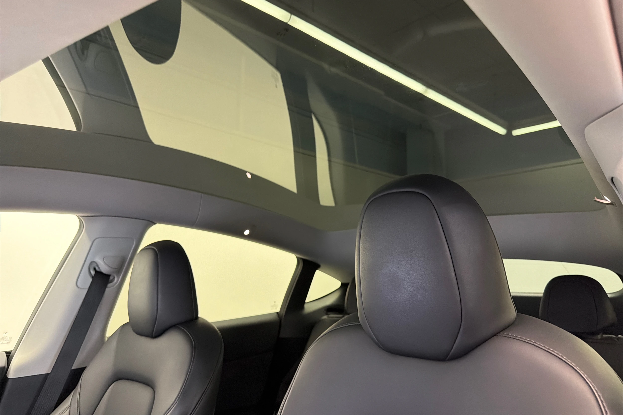 valkoinen Tesla Model Y 2022 kuva 15.