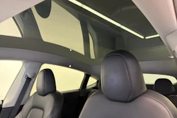 valkoinen Tesla Model Y 2022 kuva 15.