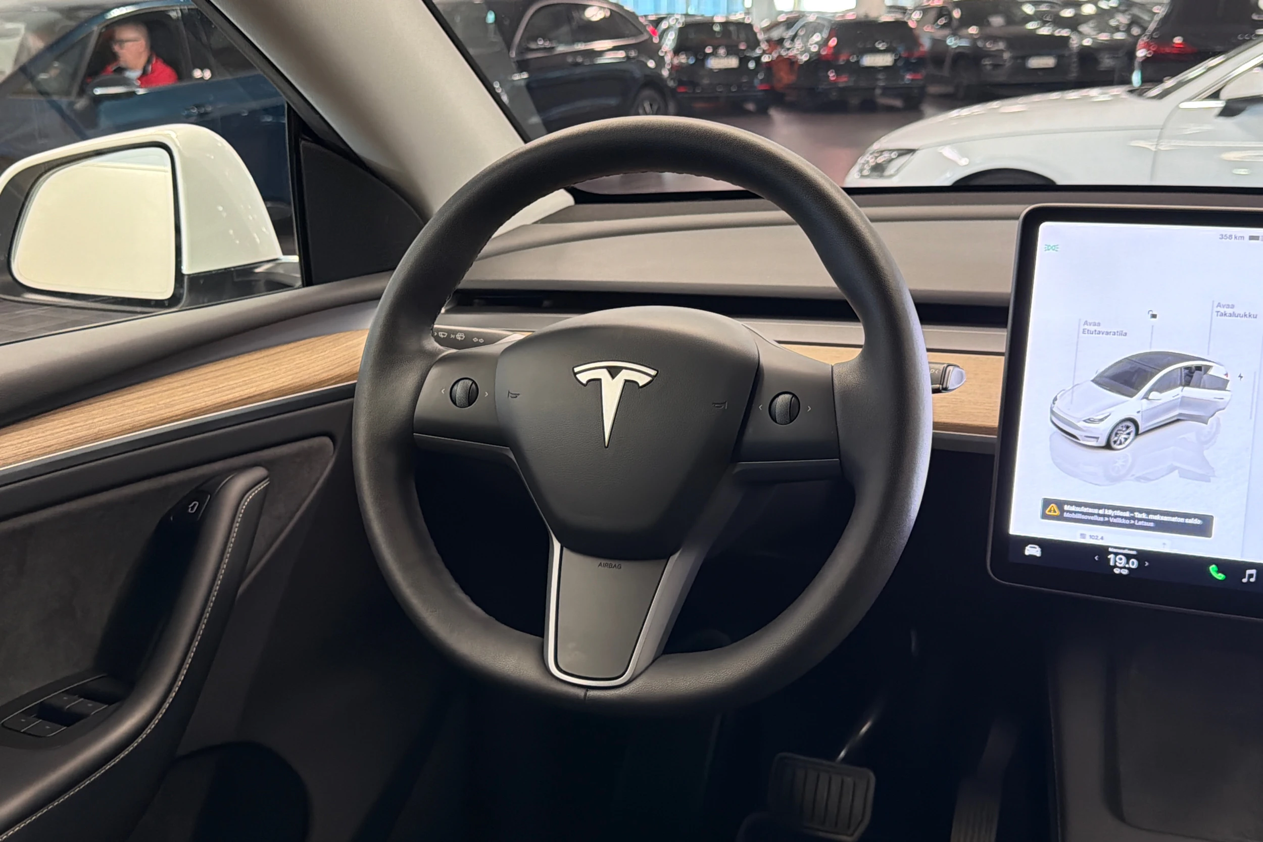 valkoinen Tesla Model Y 2022 kuva 16.