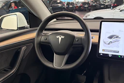 valkoinen Tesla Model Y 2022 kuva 16.