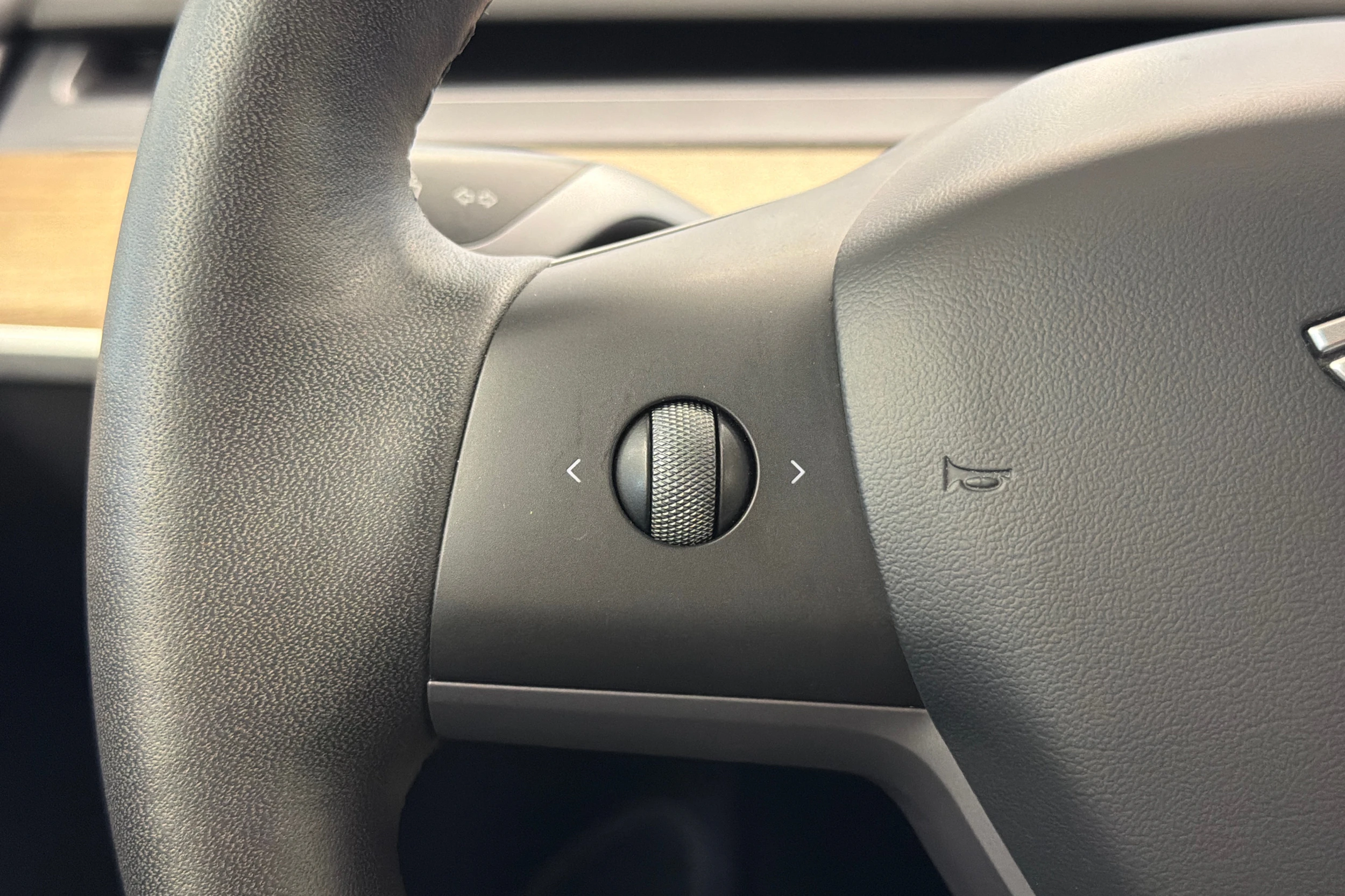 valkoinen Tesla Model Y 2022 kuva 17.