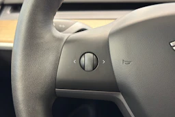valkoinen Tesla Model Y 2022 kuva 17.