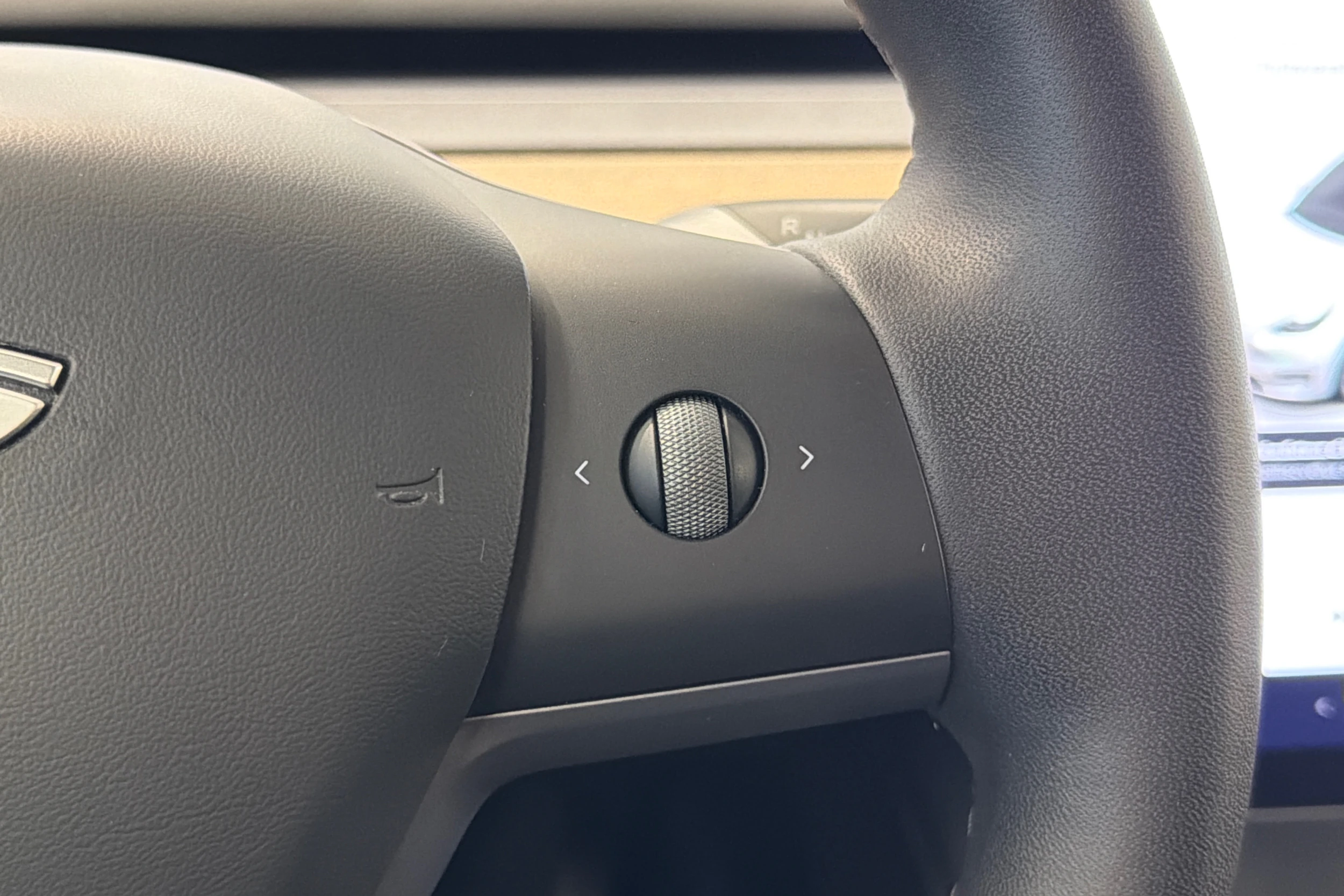 valkoinen Tesla Model Y 2022 kuva 18.