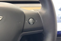 valkoinen Tesla Model Y 2022 kuva 18.