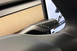 valkoinen Tesla Model Y 2022 kuva 19.