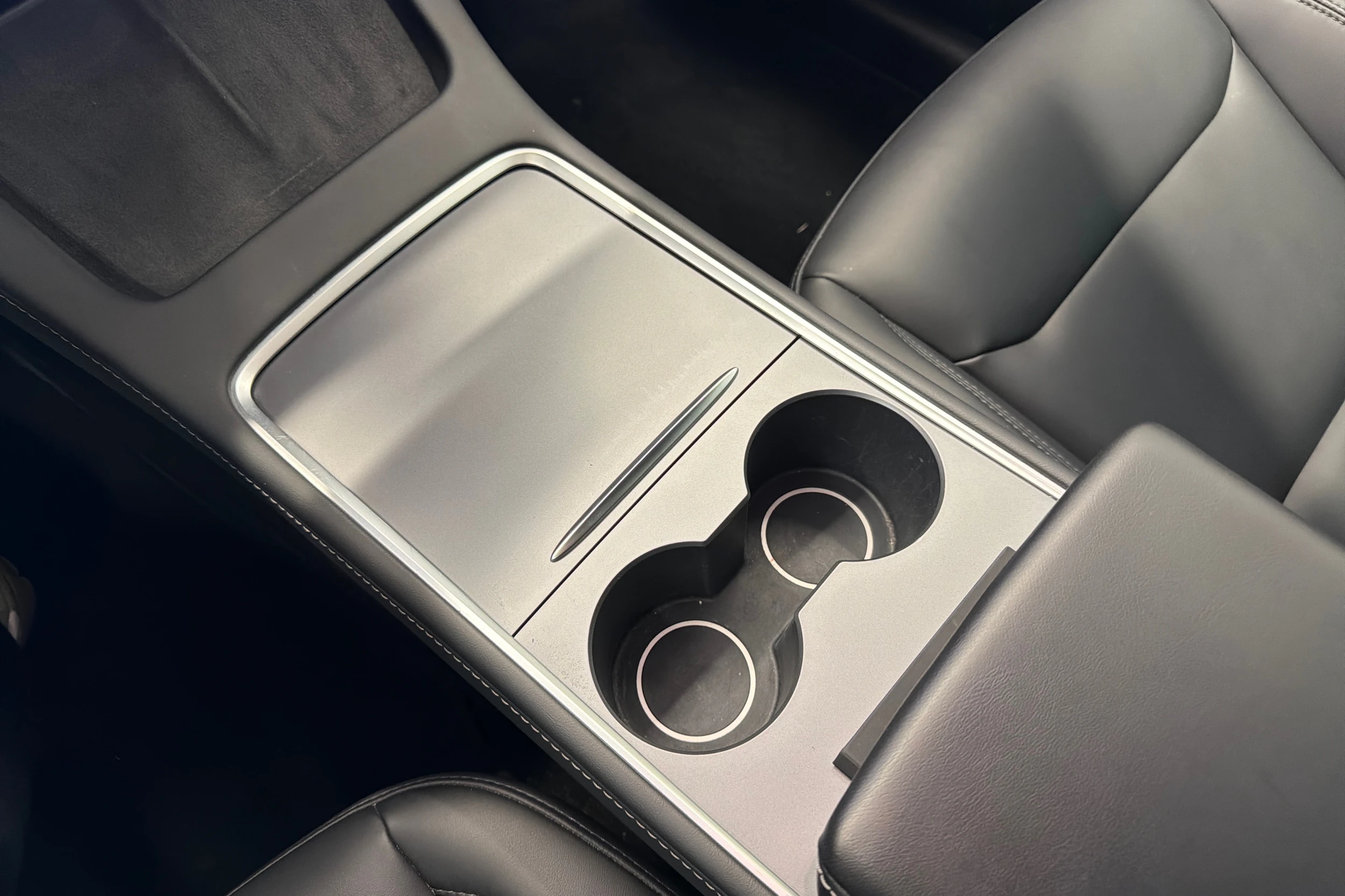 valkoinen Tesla Model Y 2022 kuva 20.