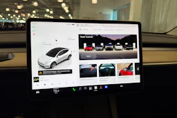 valkoinen Tesla Model Y 2022 kuva 21.