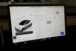 valkoinen Tesla Model Y 2022 kuva 22.