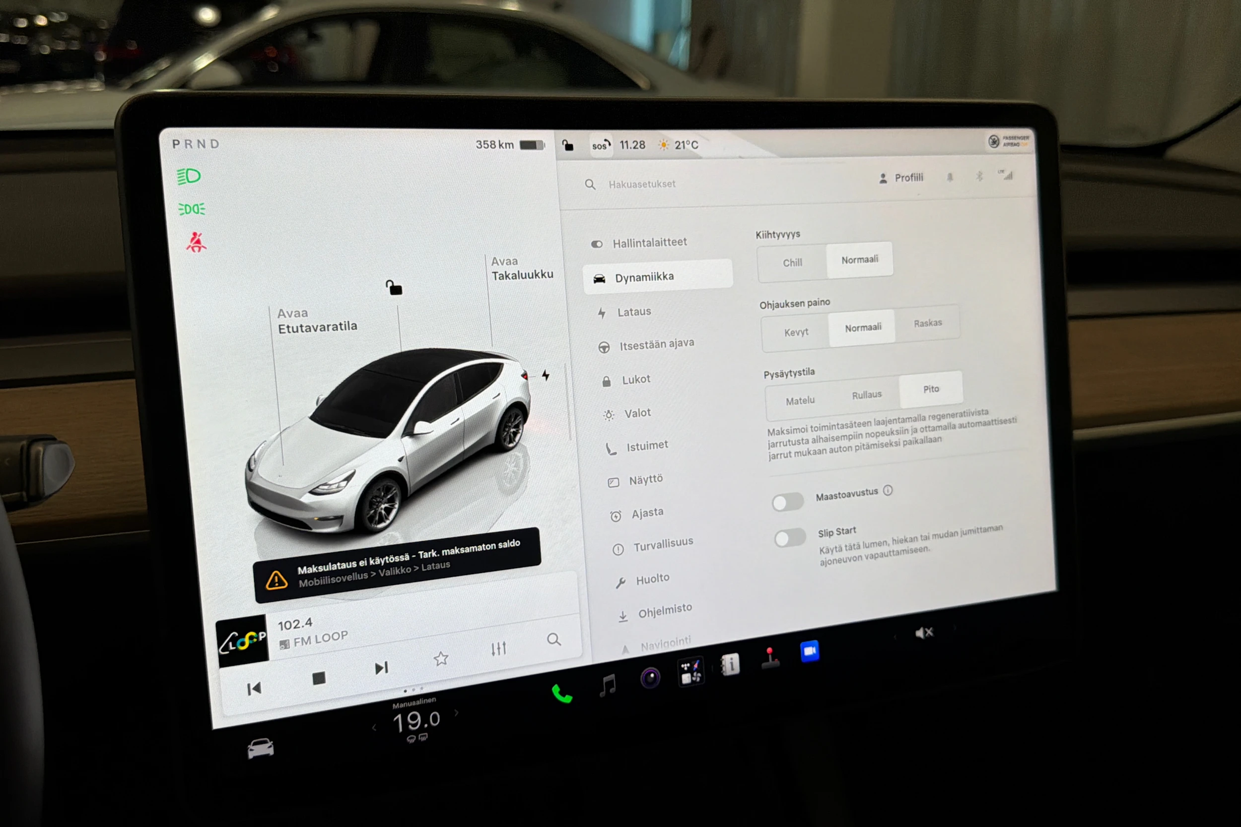 valkoinen Tesla Model Y 2022 kuva 23.